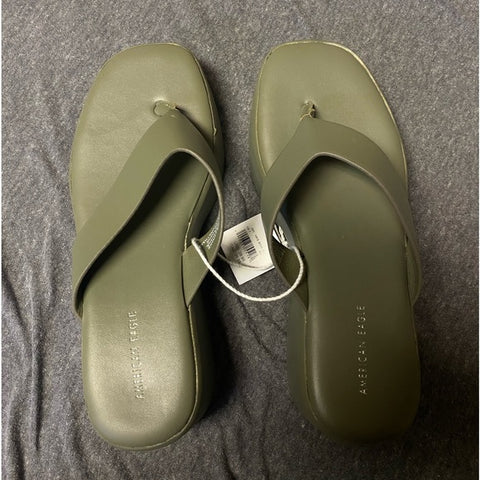 NWT - AE Women’s Y2K Thong Platform Sandals (Olive / Women’s 7)